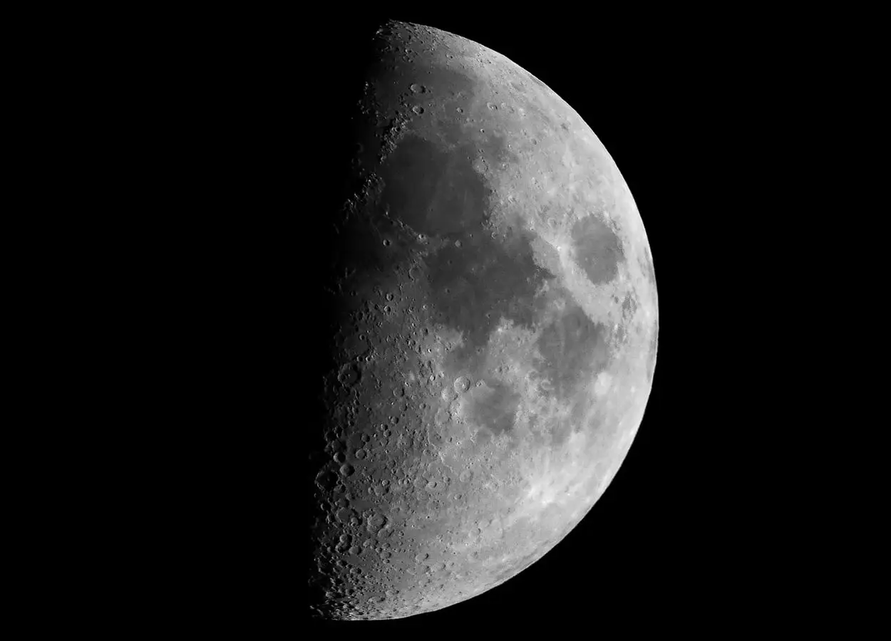 First-Quarter Moon Illuminates Saudi Arabia’s Northern Borders Region - MENAWireNOW.com